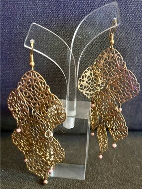 Source Unknown Gold Filigree Dangle Earrings with Pink Beads